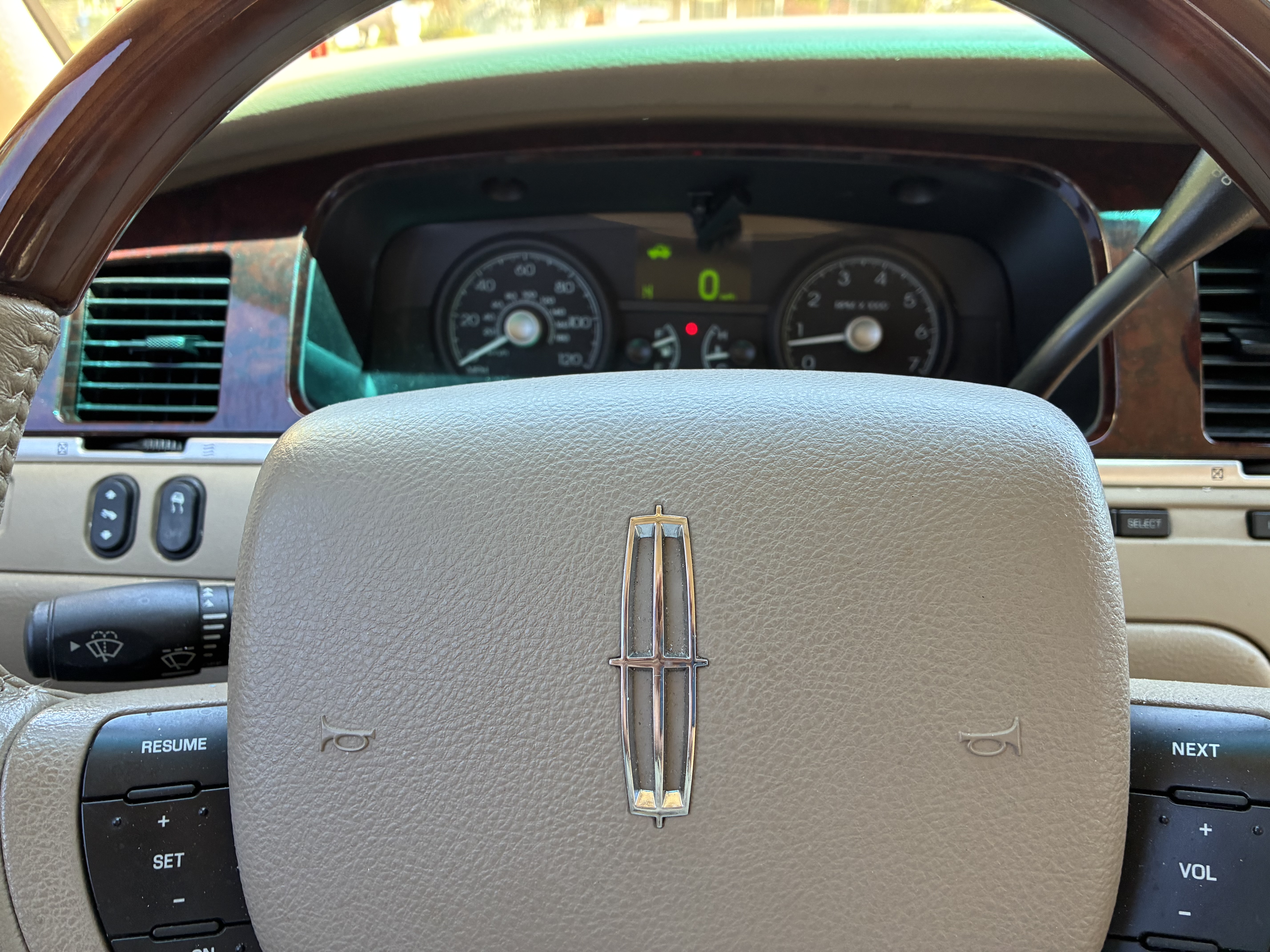 Used 2009 Lincoln Town Car Signature Limited RWD image 2