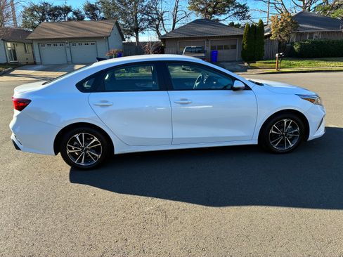 Used 2024 Kia Forte LXS w/ LXS Technology Package image 4