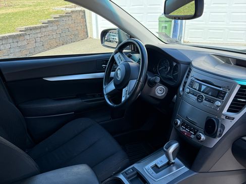 Used 2011 Subaru Outback 2.5i Premium image 11