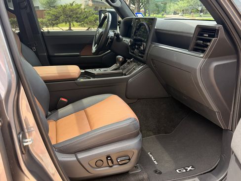 Used 2025 Lexus GX 550 w/ Cold Area Package image 9