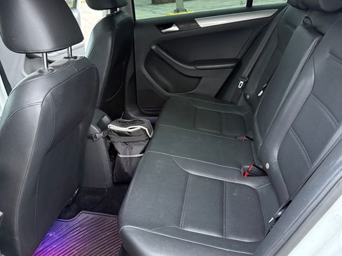 Used 2017 Volkswagen Jetta SE image 16