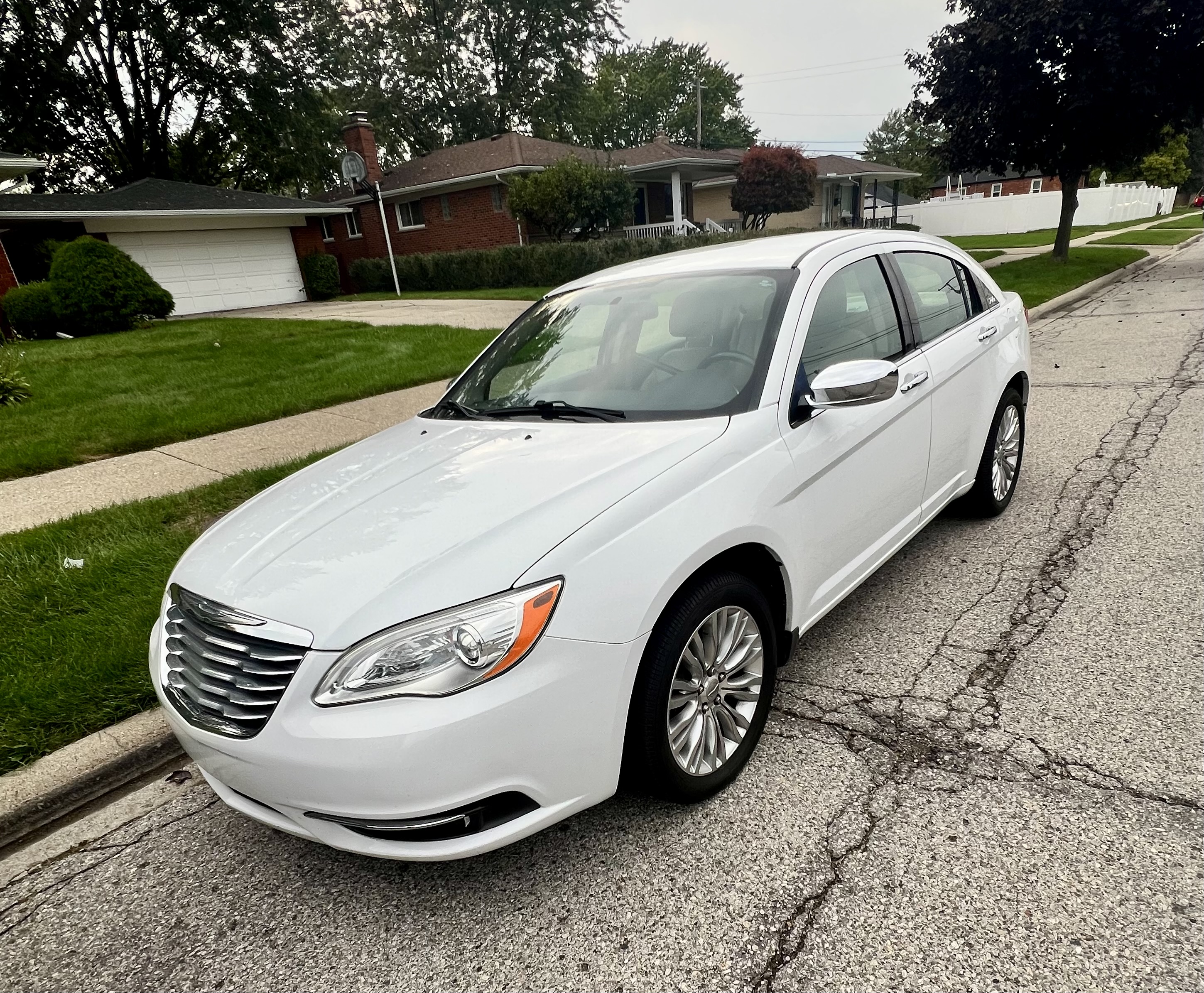 Used 2011 Chrysler 200 Limited FWD image 1
