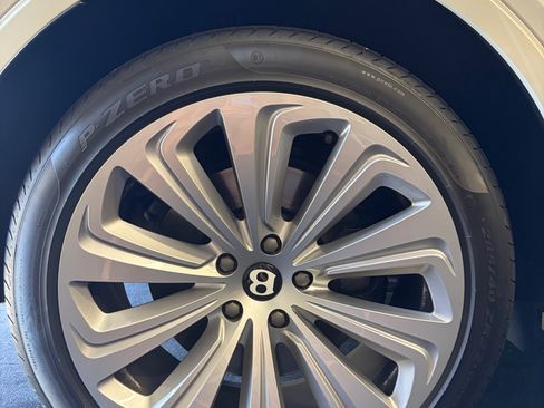 Used 2021 Bentley Bentayga AWD/4WD image 28