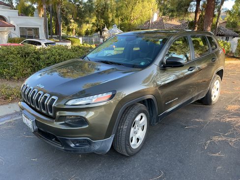 Used 2015 Jeep Cherokee Sport FWD image 2