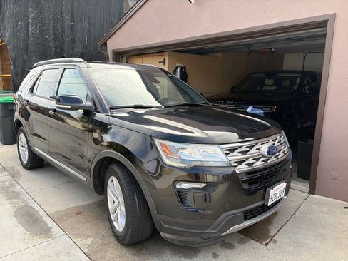 Used 2018 Ford Explorer XLT w/ Equipment Group 202A AWD/4WD image 1