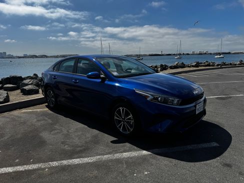 Used 2023 Kia Forte LXS w/ LXS Technology Package FWD image 4