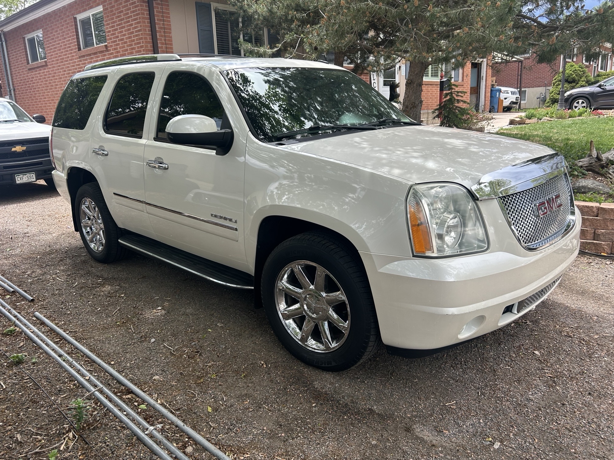 Used 2011 GMC Yukon Denali AWD/4WD image 1