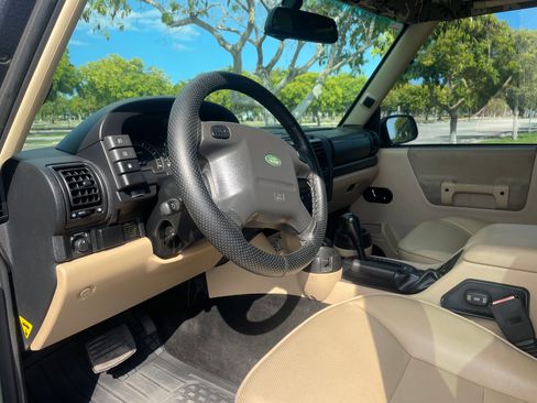 Used 2003 Land Rover Discovery S image 13