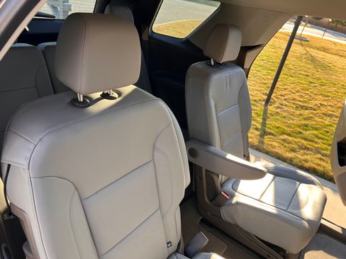 Used 2021 Chevrolet Traverse LT image 9