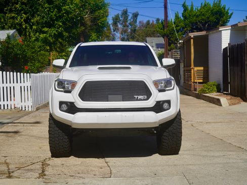 Used 2022 Toyota Tacoma TRD Sport image 2