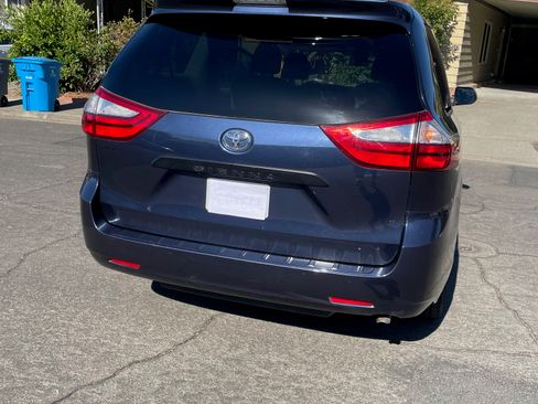 Used 2019 Toyota Sienna L image 4