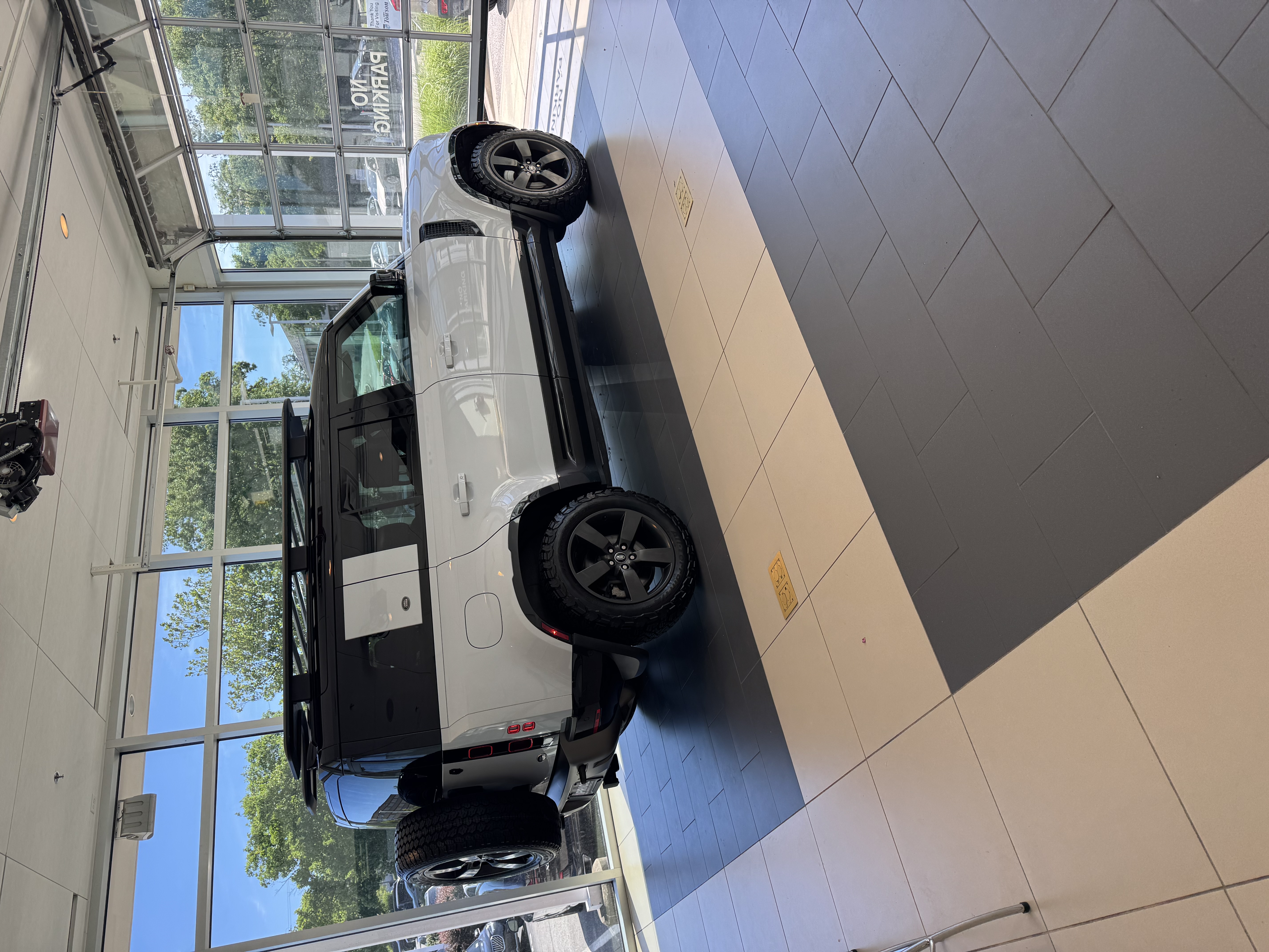 Used 2021 Land Rover Defender 110 X-Dynamic HSE AWD/4WD image 27