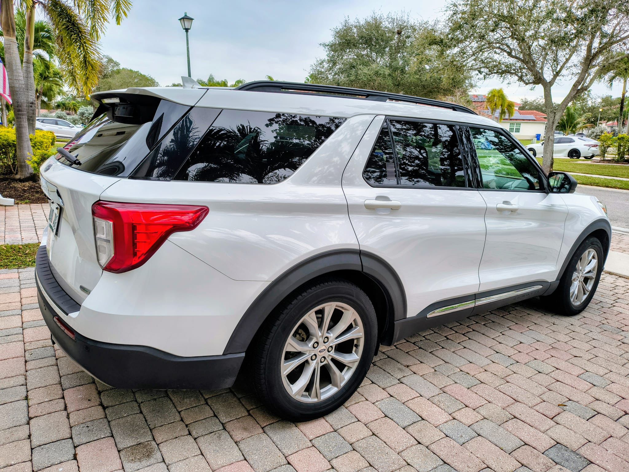 Used 2020 Ford Explorer XLT w/ Equipment Group 202A RWD image 2