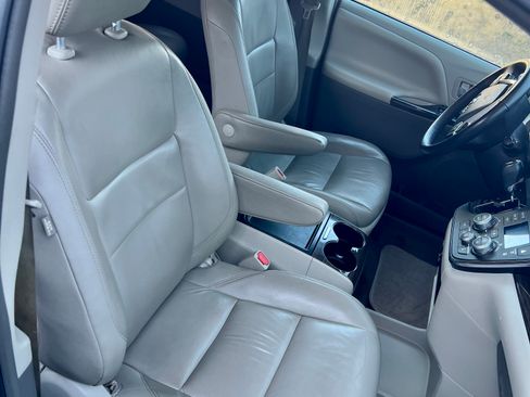 Used 2018 Toyota Sienna XLE image 22