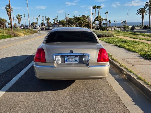 Used 2007 Lincoln Town Car Signature Limited image 9