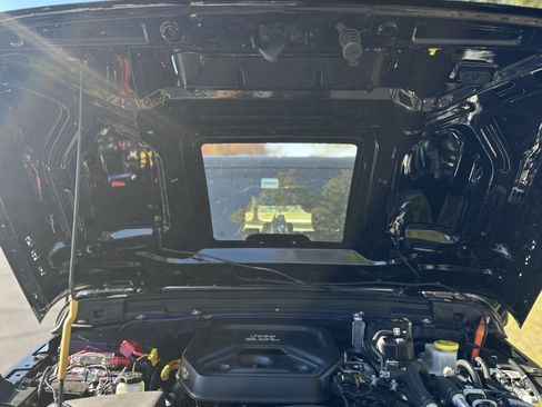 Used 2022 Jeep Wrangler Unlimited Sahara w/ Cold Weather Group image 19