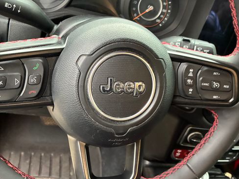 Used 2024 Jeep Wrangler Unlimited Rubicon AWD/4WD image 9