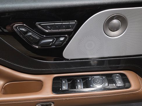 Used 2024 Lincoln Aviator Reserve w/ Equipment Group 201A image 17