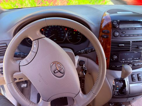Used 2006 Toyota Sienna XLE image 13