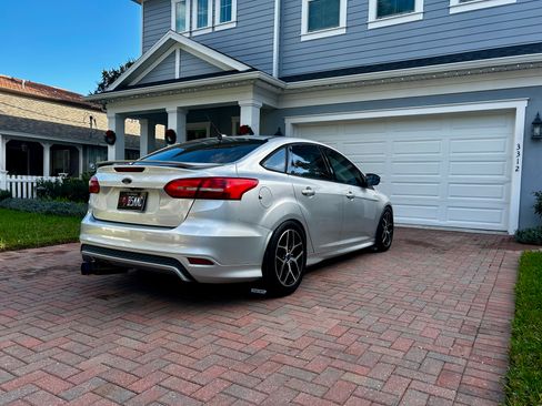 Used 2015 Ford Focus SE w/ SE Sport Package image 4