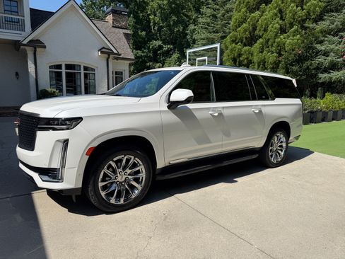 Used 2021 Cadillac Escalade ESV Premium Luxury w/ LPO, Illumination Package AWD/4WD image 4