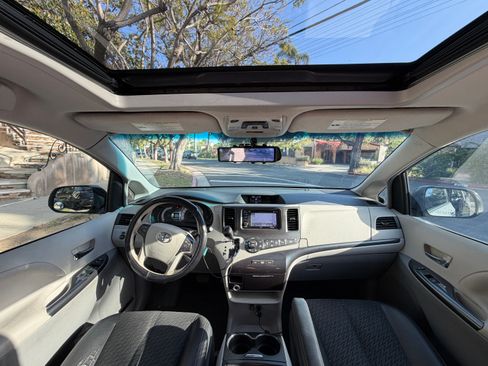 Used 2014 Toyota Sienna SE image 18