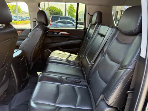 Used 2018 Cadillac Escalade ESV Luxury RWD image 8