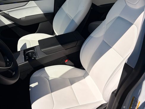 Used 2026 Tesla Model Y Long Range RWD image 19
