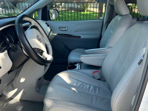 Used 2011 Toyota Sienna XLE w/ XLE Navigation Pkg image 9