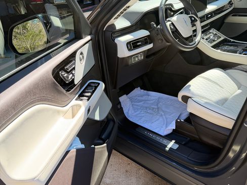 Used 2023 Lincoln Aviator Black Label w/ Dynamic Handling Package image 19