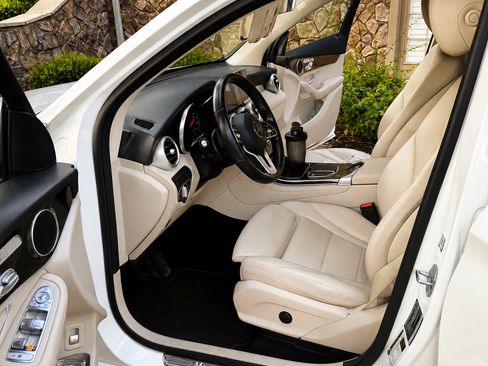 Used 2020 Mercedes-Benz GLC 300 image 6