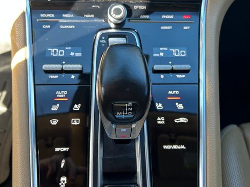 Used 2018 Porsche Panamera image 18