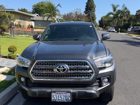 Used 2017 Toyota Tacoma TRD Off-Road RWD image 6