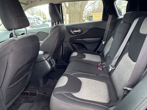 Used 2016 Jeep Cherokee Sport image 12