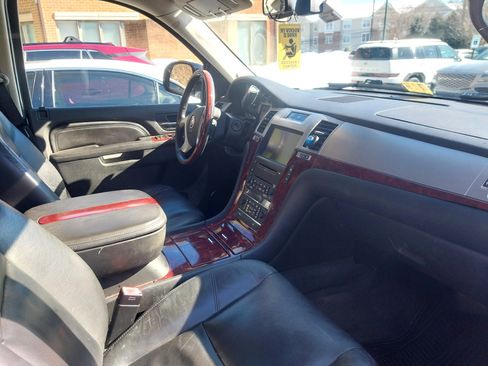 Used 2010 Cadillac Escalade ESV Premium image 9