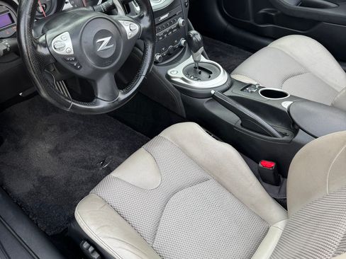 Used 2017 Nissan 370Z Touring image 2