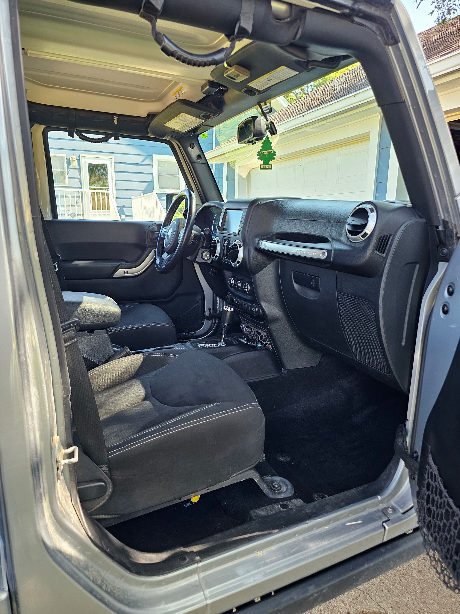 Used 2015 Jeep Wrangler Unlimited Rubicon w/ Connectivity Group AWD/4WD image 12