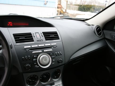 Used 2011 MAZDA MAZDA3 i Sport image 26