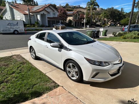Used 2018 Chevrolet Volt LT w/ Comfort Package FWD image 1