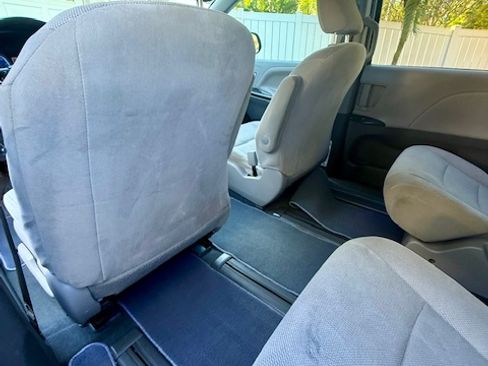 Used 2020 Toyota Sienna L image 18