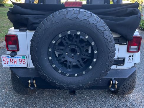 Used 2016 Jeep Wrangler Unlimited Sahara w/ Connectivity Group AWD/4WD image 5