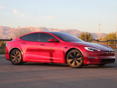 Used 2021 Tesla Model S Plaid image 4