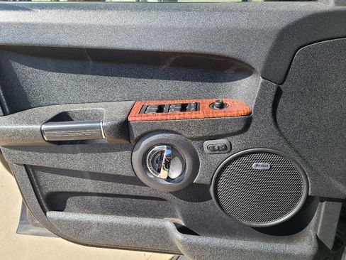 Used 2010 Jeep Commander Limited image 11