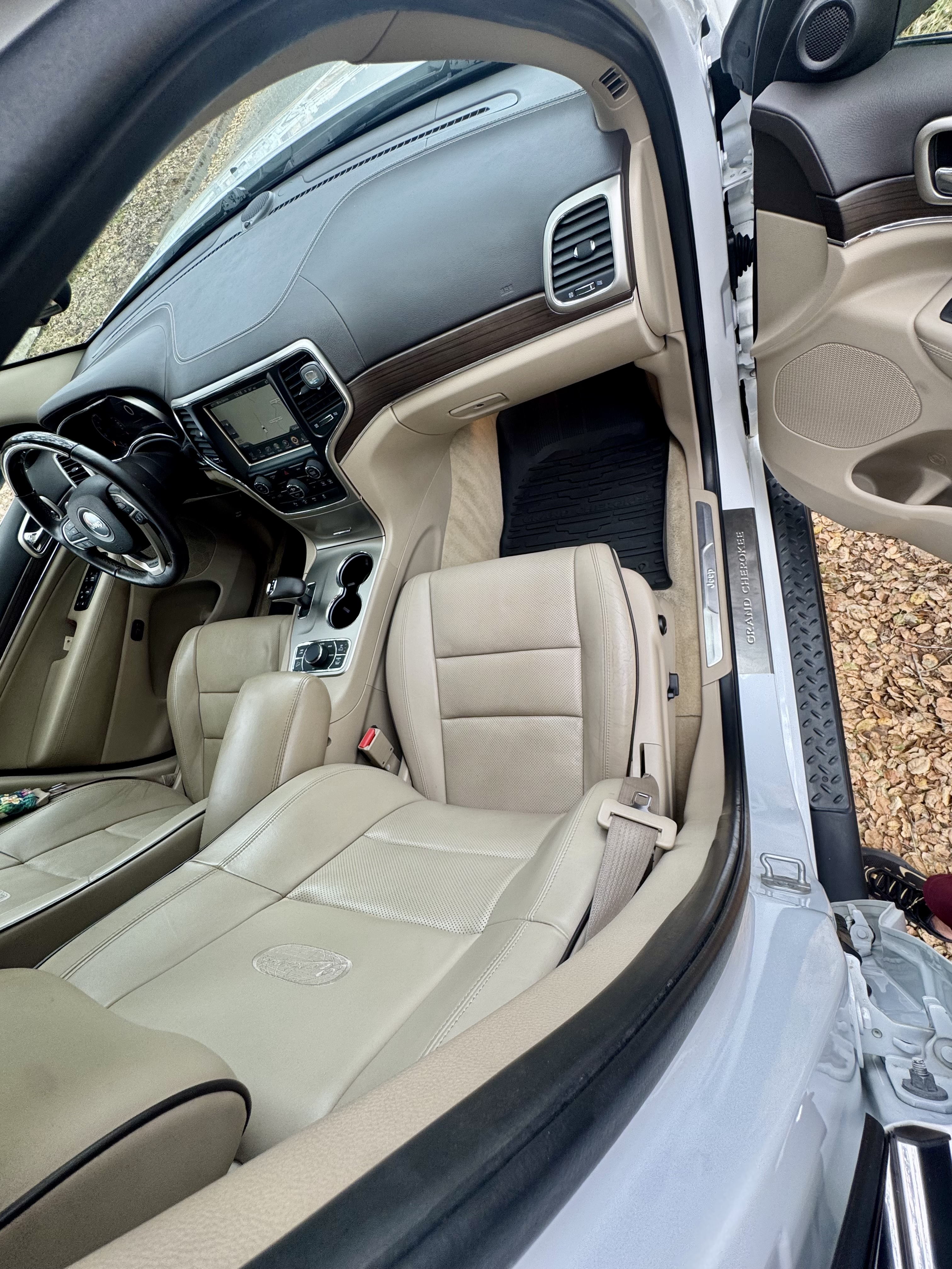 Used 2014 Jeep Grand Cherokee Overland w/ Advanced Technology Group AWD/4WD image 12