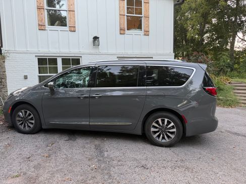 Used 2021 Chrysler Pacifica Limited FWD image 19