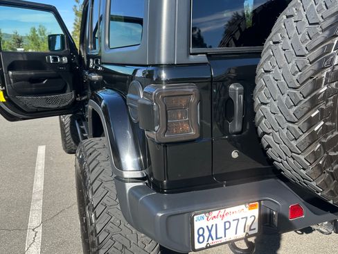 Used 2019 Jeep Wrangler Unlimited Sahara image 24