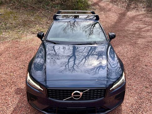 Used 2022 Volvo S60 T8 R-Design image 9