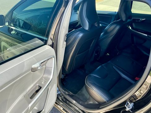 Used 2016 Volvo XC60 T6 R-Design Platinum w/ Climate Package image 12