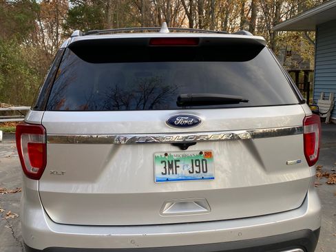 Used 2016 Ford Explorer XLT image 5