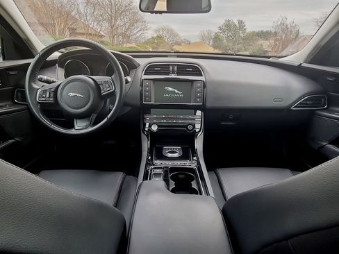 Used 2018 Jaguar XE Premium image 2